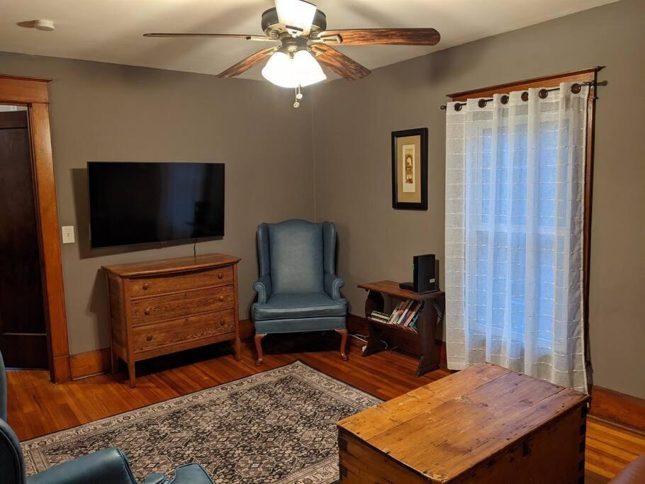 Large Bakery Apartment - Central Downtown Location Fredonia Εξωτερικό φωτογραφία