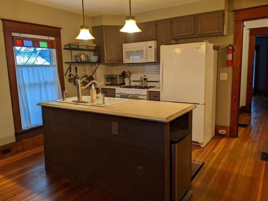 Large Bakery Apartment - Central Downtown Location Fredonia Εξωτερικό φωτογραφία